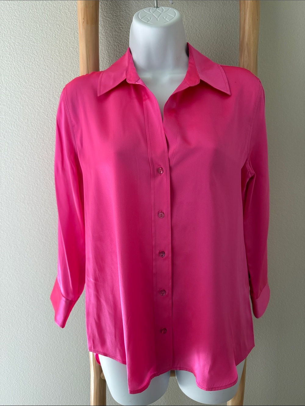 🆕 L'AGENCE | Dani Silk Button-Down Shirt in electric pink - Picture 4 of 11